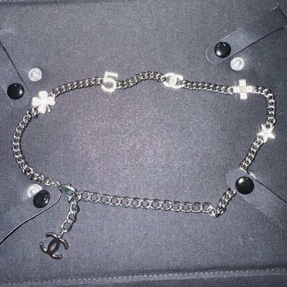 Chanel choker in ruthenium, silver, and crystal - Picture 3 of 16